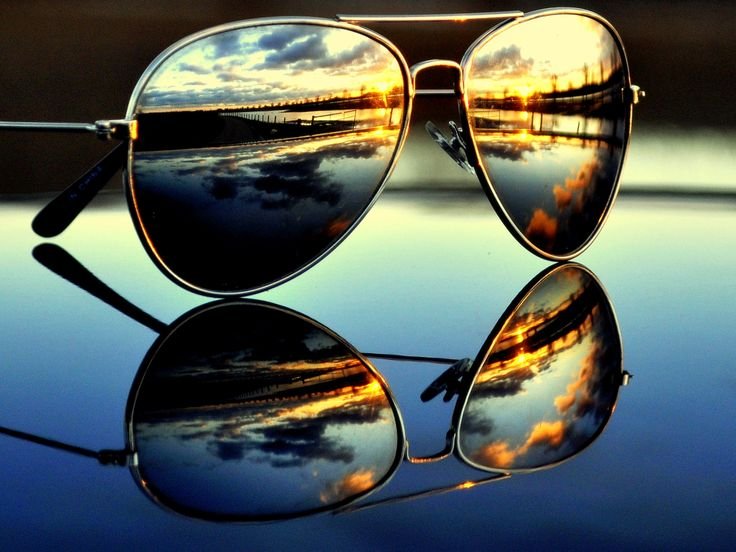 Óculos refletindo paisagem